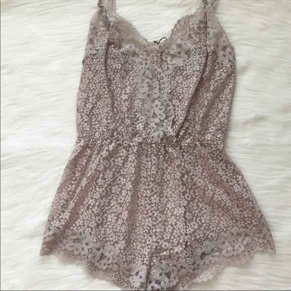 VS XS Lace Romper - Picture 2 of 3